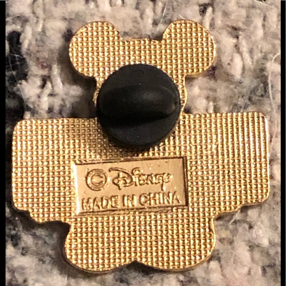 Mickey Mouse Disney pin - Picture 2 of 2